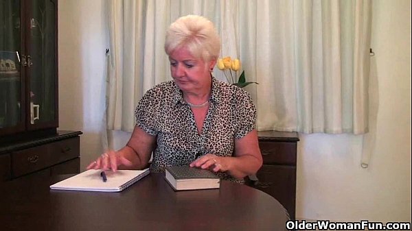 Compilação de mulheres maduras se acabando de tesão durante masturbação.