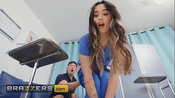 Homem espertinho metendo com duas enfermeiras gostosas
