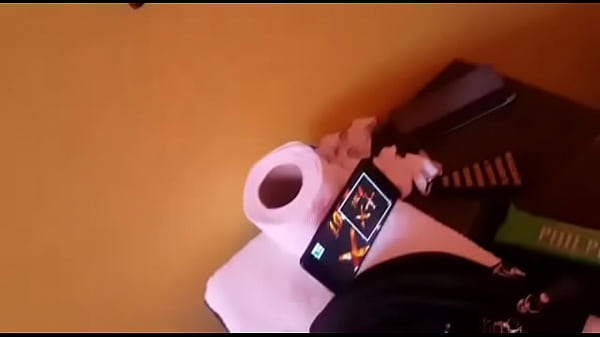 Putaza de oro: Le encanta abrirse de piernas por billetes y hacer fantasías sucias con desconocidos.