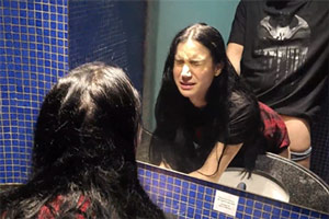 Brasileña cachonda se la cogen por el culo en el baño de hotel