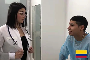 El enfermero zorra le chupa la polla al paciente con gonorrea