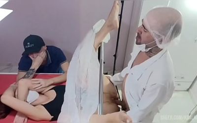 Ginecólogo pervertido se cepilla a la esposa en la consulta mientras el marido baboso espera afuera