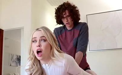 Hermano cachondo le da duro a su hermana hasta hacerla gemir