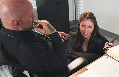 Mamada a escondidas: Mi jefa me chupa la polla durante llamada con su marido