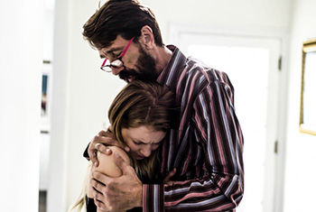 Riley Star se coge al padre de la zorra en lugar de su madre: un incesto caliente que dejará a todos con la verga dura.