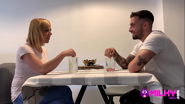 Madre cachonda follando duro al jovencito del vecino