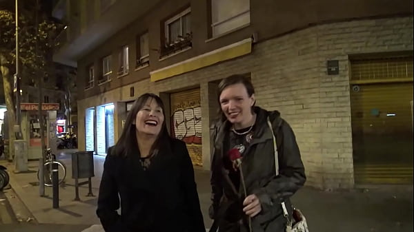 Madura española folla duro a jóvenes cachondos y adictos