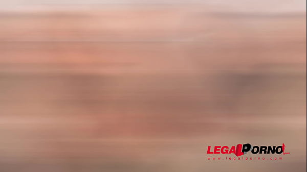 Rubia insaciable destrozada por una polla enorme