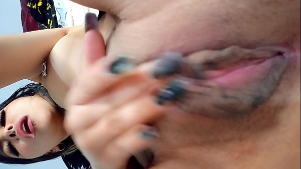 Amigas cachondas se empiezan a tocar y acaban follando a gritos