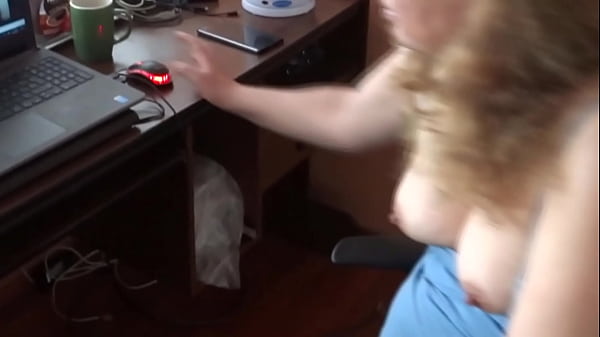 Madre madura es cogida salvajemente por joven polla en su primera escena