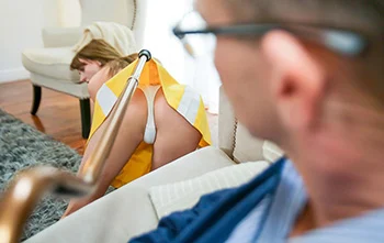 Abuelo cachondo revive a costa de follar a su nieta zorra