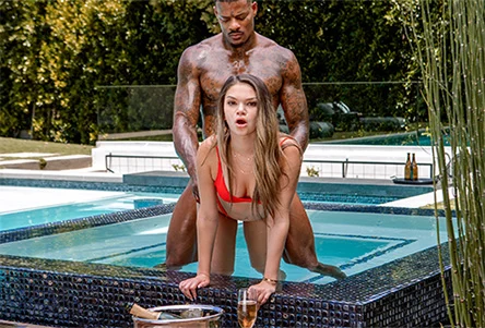 Athena Faris se coge a un negro a todo trapo en la piscina