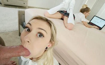 Chloe y Riley dan una cogida salvaje al hermano de una amiga