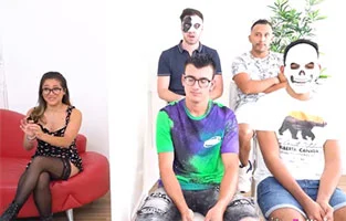 Cinco tíos maduros follan a una zorra recién llegada a Madrid