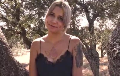 Comiendo el coño a una geek española al aire libre