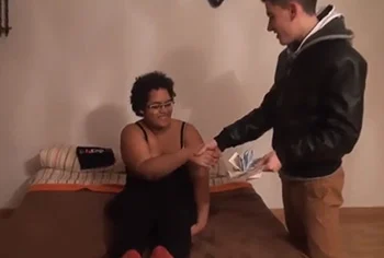 Destrozando coños vírgenes por dinero: Sandra se lo traga todo