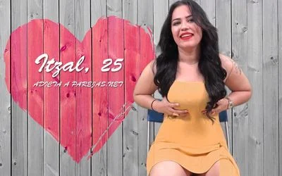 Española cachonda follando duro a un macho en un trío caliente