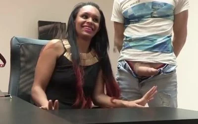 Española cachonda se revienta a gritos con una polla gigante