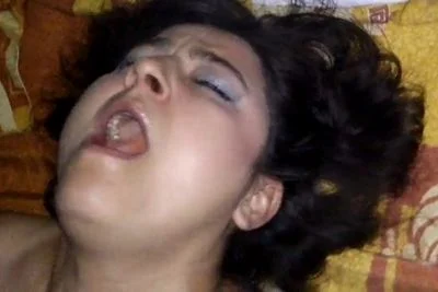 Esposa adicta al sexo recibe una cogida salvaje que la hace gemir sin control