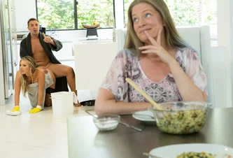 Esposa obliga a su criada a tragar leche mientras ellos follan