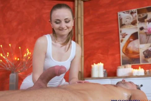 Follada salvaje de una masajista cachonda con una verga gigante