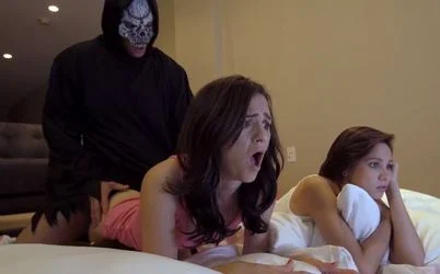 Hermana cachonda follada por su hermano en Halloween