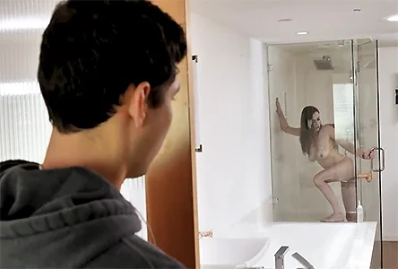 Hermana cachonda se folla un consolador gigante hasta correrse