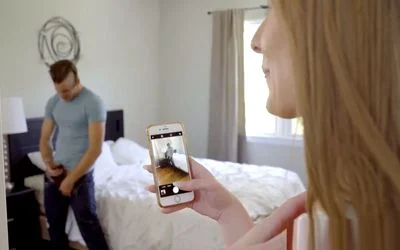 Hermana cachonda se masturba y su hermano se la folla sin piedad