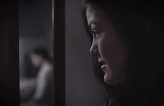 Hermana caliente se folla a su hermano mientras sus padres no están