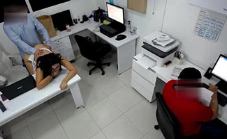 Jefe folla a su secretaria mientras un compañero se pajea en la oficina.