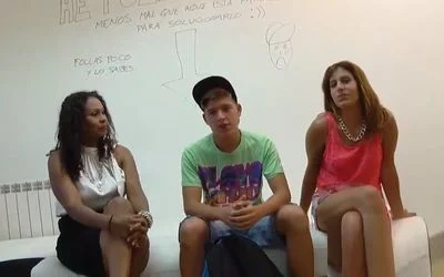 Joven folla duro a dos putas españolas y les preña el coño de semen