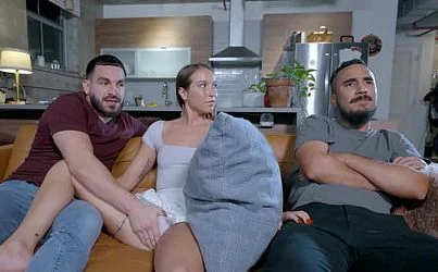 La cachonda hermanastra lo folla a escondidas del marido cornudo