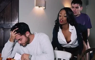 Madre cachonda follada por el amigo de su hijo