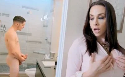 Madre caliente se pone cachonda viendo a su hijo y le desea