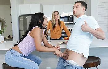 Madre e hijo follan duro hasta el orgasmo familiar