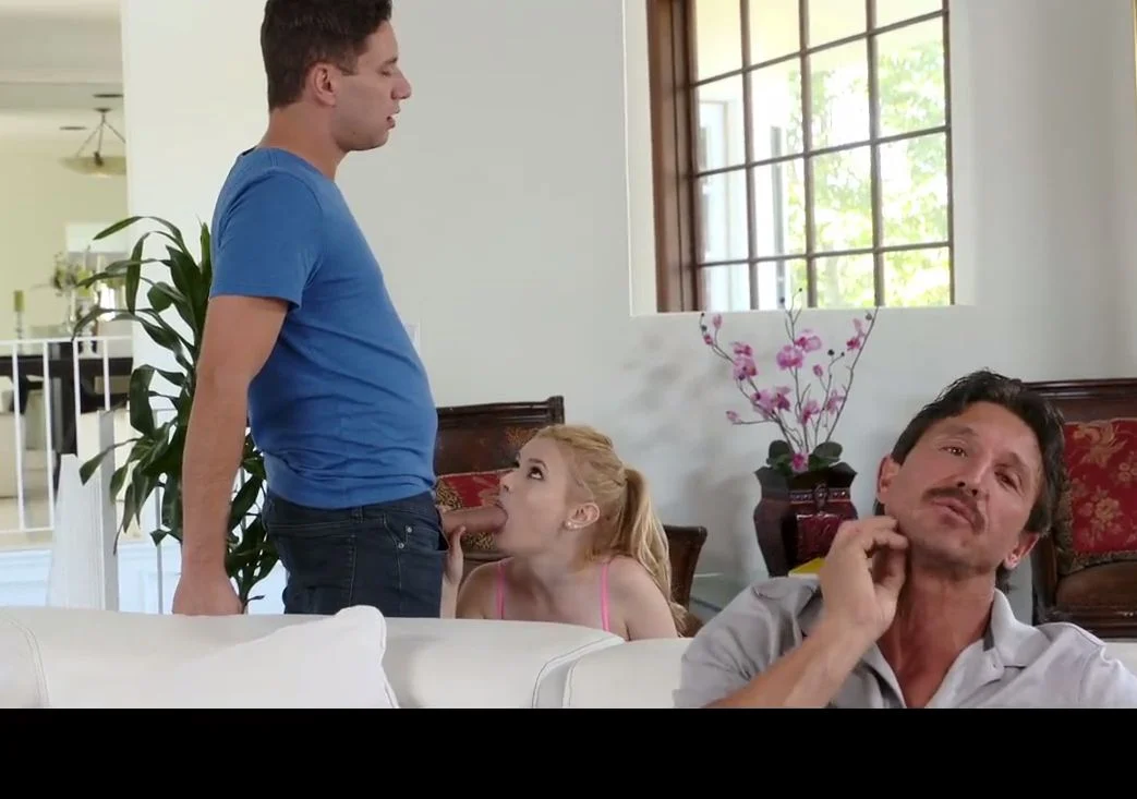 Madre guarra folla a su hijo con el marido en la otra habitación