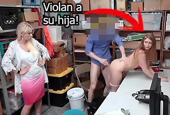 Madre obligada a mirar cómo destrozan a su hija en su cara