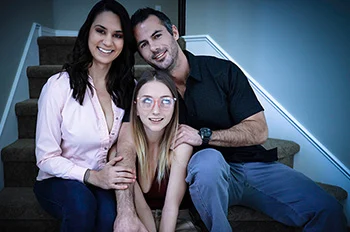 Madre y hija comparten polla en un trío incestuoso