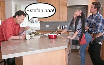 Mamá recibe una follada anal mientras cocina en la cocina