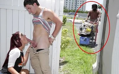 Mamada a escondidas en la calle, a punto de ser pillados