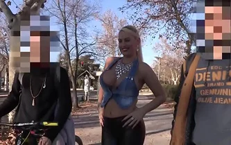 Mamada grupal con la zorra tetona en la universidad