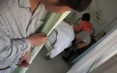 Médica cachonda se coge a paciente mientras su marido está internado