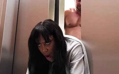 Morena cachonda follada brutal por el portero en el ascensor