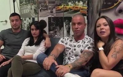 Orgia entre parejas españolas follando fuerte a cuatro