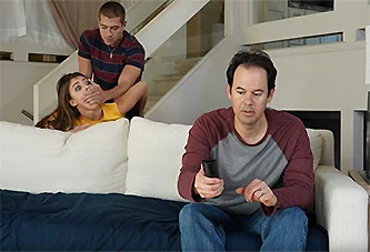 Papá coge salvajemente a su putita caliente en casa