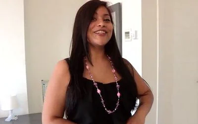 Primera escena guarra de una camarera follando como una perra