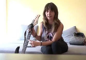 Profesora puta follando duro con su alumno en el salón