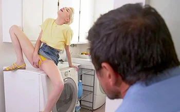 Puta zorra Skye Blue reventada a vergazos por su padrastro