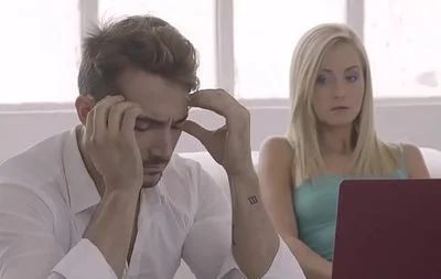 Rubia cabalga a su novio deprimido para subirle la polla y el ánimo