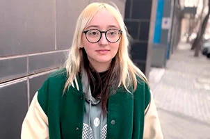 Rubia cachonda vende su coño por dinero caliente